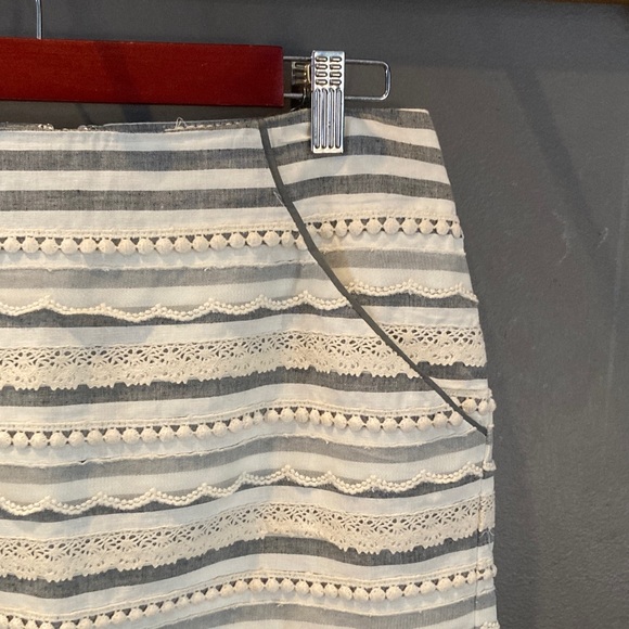 Anthropologie size 2 cotton blend skirt w/beautiful details excellent condition - Picture 3 of 7